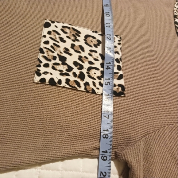 White Birch oversized brown and animal print blouse. Sz S. - Picture 6 of 8